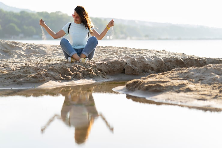 Meditación en la naturaleza junto al agua